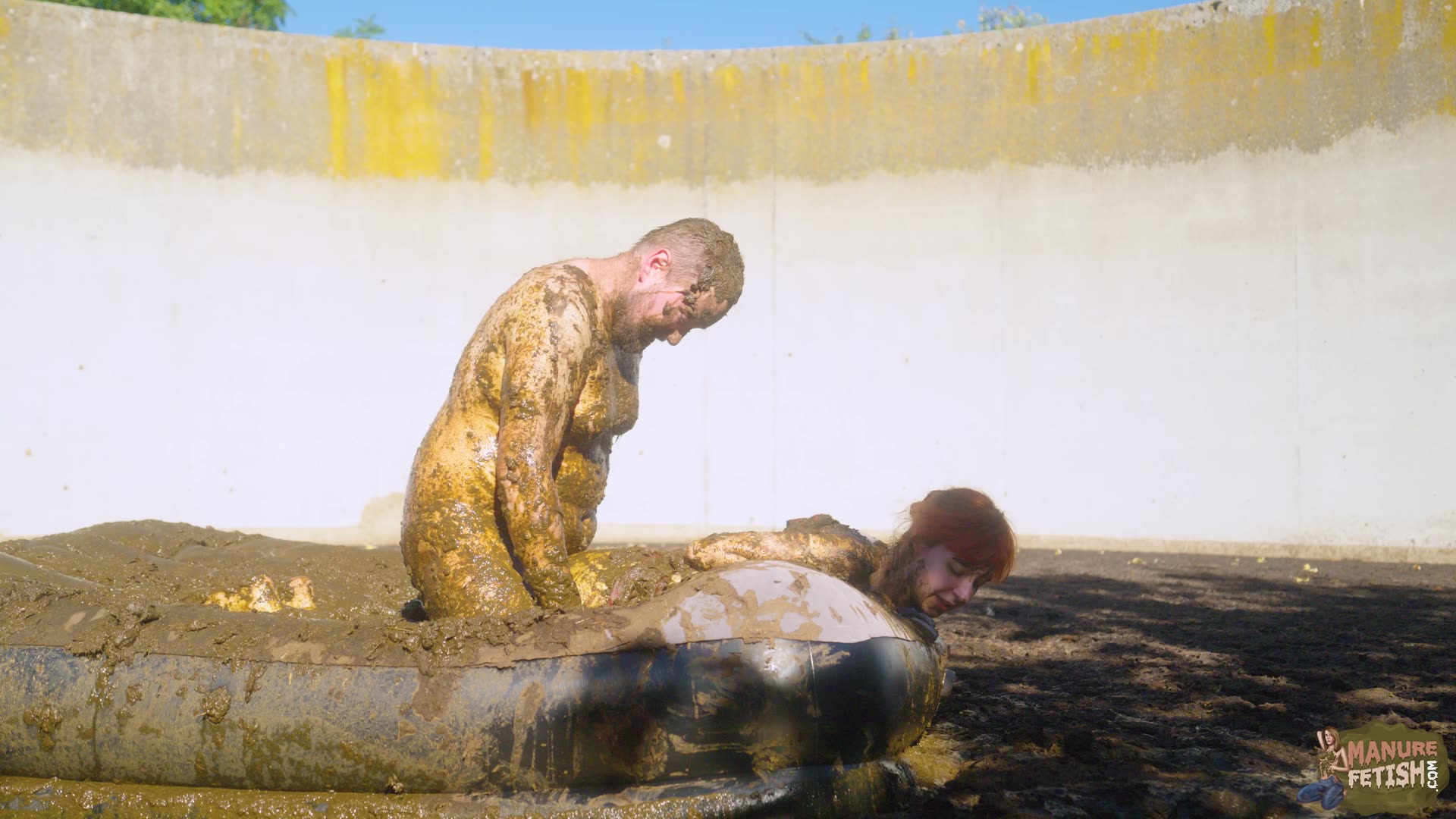 Lyndra Lynn Franky Fucking In The Slurry Pit Trailer
